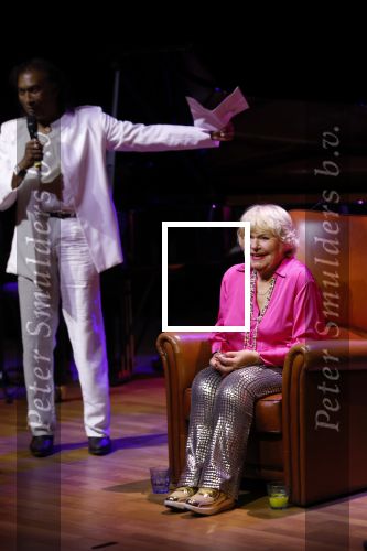 Laren 23 april 2026
Boekpresentatie Tineke de Nooij in het Rosa Spierhuys. Jan Slagter reikt het eerste exemplaar uit. Tineke de Nooij en Ricardo Sibelo
