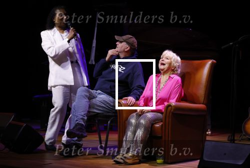 Laren 23 april 2026
Boekpresentatie Tineke de Nooij in het Rosa Spierhuys. Jan Slagter reikt het eerste exemplaar uit. Tineke de Nooij en Ricardo Sibelo