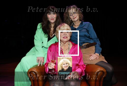 Laren 23 april 2026
Boekpresentatie Tineke de Nooij in het Rosa Spierhuys. Jan Slagter reikt het eerste exemplaar uit. Tineke de Nooij met haar dochters