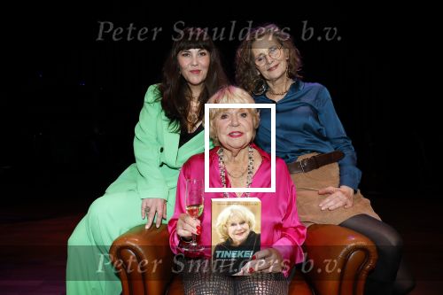Laren 23 april 2026
Boekpresentatie Tineke de Nooij in het Rosa Spierhuys. Jan Slagter reikt het eerste exemplaar uit. Tineke de Nooij met haar dochters