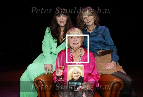 Laren 23 april 2026
Boekpresentatie Tineke de Nooij in het Rosa Spierhuys. Jan Slagter reikt het eerste exemplaar uit. Tineke de Nooij met haar dochters