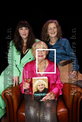 Laren 23 april 2026
Boekpresentatie Tineke de Nooij in het Rosa Spierhuys. Jan Slagter reikt het eerste exemplaar uit. Tineke de Nooij met haar dochters