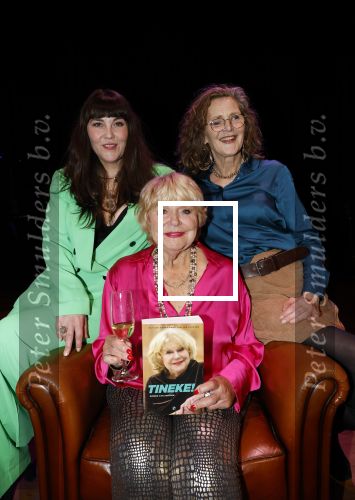 Laren 23 april 2026
Boekpresentatie Tineke de Nooij in het Rosa Spierhuys. Jan Slagter reikt het eerste exemplaar uit. Tineke de Nooij met haar dochters