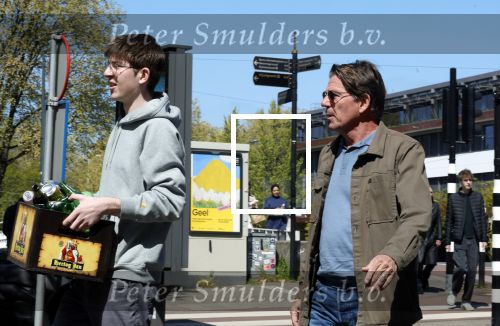 Amsterdam 24 april 2026
Twan Huys met zijn zoon op straat in Amsterdam