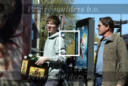 Amsterdam 24 april 2026
Twan Huys met zijn zoon op straat in Amsterdam