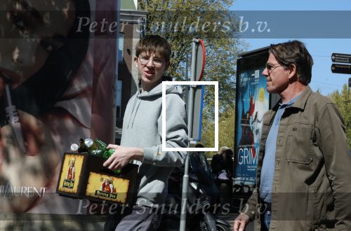 Amsterdam 24 april 2026
Twan Huys met zijn zoon op straat in Amsterdam