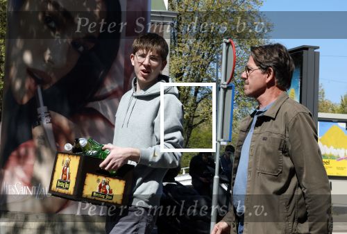 Amsterdam 24 april 2026
Twan Huys met zijn zoon op straat in Amsterdam