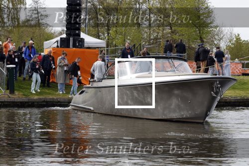 Dokkum 27 april 2026
Koningsdag is dit jaar in Dokkum . Namens de koninklijke familie zijn aanwezig : Koning Willem Alexander Koningin Maxima Prinses Amalia Prinses Alexia Prinses Ariane Prins Constantijn Prinses Laurentien Prins Maurits Prinses Marilene Prins Bernhard Prins Floris Prinses Aimee Prins Pieter Christiaan en Prinses Anita . De pers werd met een Wajer yacht vervoerd