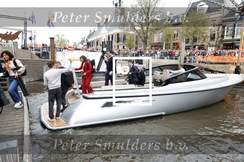 Dokkum 27 april 2026
Koningsdag is dit jaar in Dokkum . Namens de koninklijke familie zijn aanwezig : Koning Willem Alexander Koningin Maxima Prinses Amalia Prinses Alexia Prinses Ariane Prins Constantijn Prinses Laurentien Prins Maurits Prinses Marilene Prins Bernhard Prins Floris Prinses Aimee Prins Pieter Christiaan en Prinses Anita . De pers werd met een Wajer yacht vervoerd