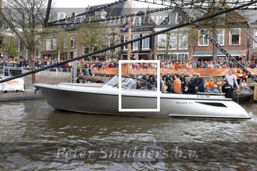 Dokkum 27 april 2026
Koningsdag is dit jaar in Dokkum . Namens de koninklijke familie zijn aanwezig : Koning Willem Alexander Koningin Maxima Prinses Amalia Prinses Alexia Prinses Ariane Prins Constantijn Prinses Laurentien Prins Maurits Prinses Marilene Prins Bernhard Prins Floris Prinses Aimee Prins Pieter Christiaan en Prinses Anita . De pers werd met een Wajer yacht vervoerd