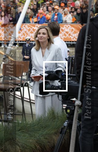 Dokkum 27 april 2026
Koningsdag is dit jaar in Dokkum . Namens de koninklijke familie zijn aanwezig : Koning Willem Alexander Koningin Maxima Prinses Amalia Prinses Alexia Prinses Ariane Prins Constantijn Prinses Laurentien Prins Maurits Prinses Marilene Prins Bernhard Prins Floris Prinses Aimee Prins Pieter Christiaan en Prinses Anita .
