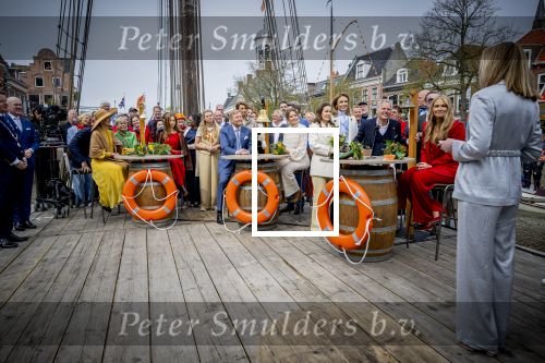 Dokkum 27 april 2026
Koningsdag is dit jaar in Dokkum . Namens de koninklijke familie zijn aanwezig : Koning Willem Alexander Koningin Maxima Prinses Amalia Prinses Alexia Prinses Ariane Prins Constantijn Prinses Laurentien Prins Maurits Prinses Marilene Prins Bernhard Prins Floris Prinses Aimee Prins Pieter Christiaan en Prinses Anita . Welmoed Sijtsma speelt quiz met koninklijke familie