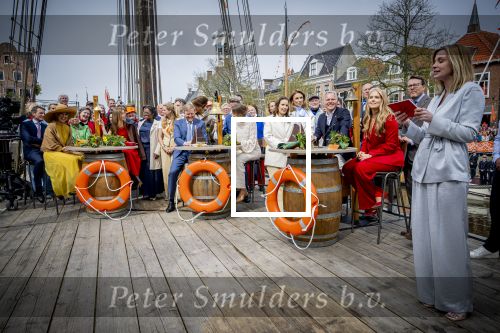 Dokkum 27 april 2026
Koningsdag is dit jaar in Dokkum . Namens de koninklijke familie zijn aanwezig : Koning Willem Alexander Koningin Maxima Prinses Amalia Prinses Alexia Prinses Ariane Prins Constantijn Prinses Laurentien Prins Maurits Prinses Marilene Prins Bernhard Prins Floris Prinses Aimee Prins Pieter Christiaan en Prinses Anita . Welmoed Sijtsma speelt quiz met koninklijke familie