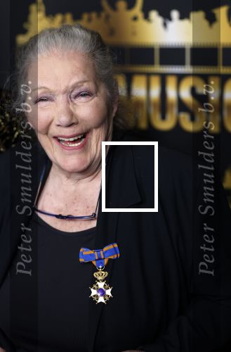Zaandam 24 april 2026
Willeke v Ammelrooy heeft een koninklijke ondersceiding (linte) gekregen . Rene Mioch organiseert een fotomoment in het Zaantheater . Marco Bakker was er natuurlijk ook bij .