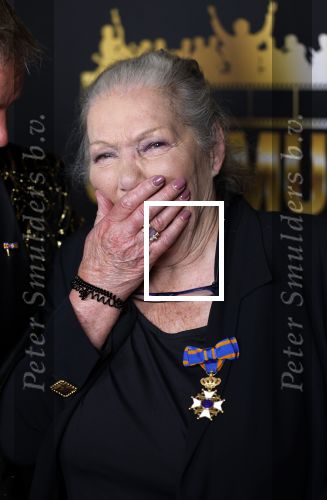 Zaandam 24 april 2026
Willeke v Ammelrooy heeft een koninklijke ondersceiding (linte) gekregen . Rene Mioch organiseert een fotomoment in het Zaantheater . Marco Bakker was er natuurlijk ook bij .