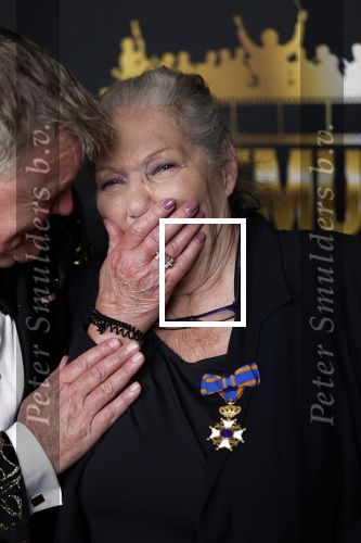Zaandam 24 april 2026
Willeke v Ammelrooy heeft een koninklijke ondersceiding (linte) gekregen . Rene Mioch organiseert een fotomoment in het Zaantheater . Marco Bakker was er natuurlijk ook bij .