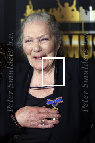 Zaandam 24 april 2026
Willeke v Ammelrooy heeft een koninklijke ondersceiding (linte) gekregen . Rene Mioch organiseert een fotomoment in het Zaantheater . Marco Bakker was er natuurlijk ook bij .