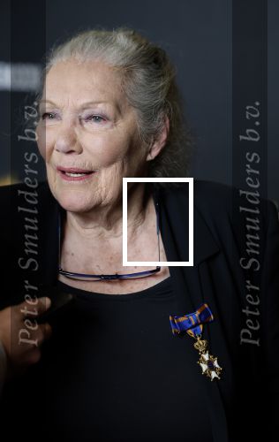 Zaandam 24 april 2026
Willeke v Ammelrooy heeft een koninklijke ondersceiding (linte) gekregen . Rene Mioch organiseert een fotomoment in het Zaantheater . Marco Bakker was er natuurlijk ook bij .
