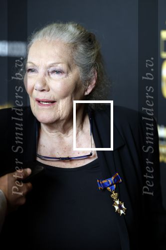 Zaandam 24 april 2026
Willeke v Ammelrooy heeft een koninklijke ondersceiding (linte) gekregen . Rene Mioch organiseert een fotomoment in het Zaantheater . Marco Bakker was er natuurlijk ook bij .
