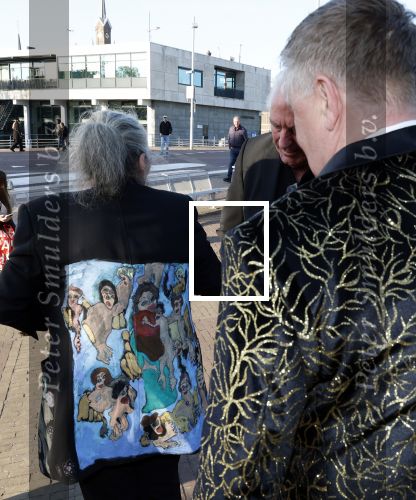 Zaandam 24 april 2026
Willeke v Ammelrooy heeft een koninklijke ondersceiding (linte) gekregen . Rene Mioch organiseert een fotomoment in het Zaantheater . Marco Bakker was er natuurlijk ook bij .