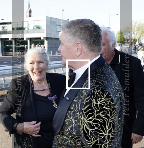 Zaandam 24 april 2026
Willeke v Ammelrooy heeft een koninklijke ondersceiding (linte) gekregen . Rene Mioch organiseert een fotomoment in het Zaantheater . Marco Bakker was er natuurlijk ook bij .