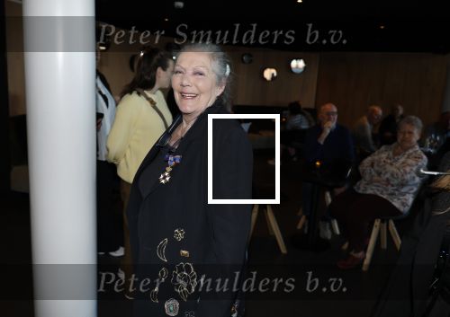 Zaandam 24 april 2026
Willeke v Ammelrooy heeft een koninklijke ondersceiding (linte) gekregen . Rene Mioch organiseert een fotomoment in het Zaantheater . Marco Bakker was er natuurlijk ook bij .