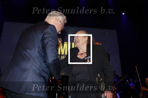 Zaandam 24 april 2026
Willeke v Ammelrooy heeft een koninklijke ondersceiding (linte) gekregen . Rene Mioch organiseert een fotomoment in het Zaantheater . Marco Bakker was er natuurlijk ook bij .
