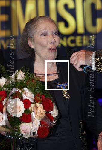 Zaandam 24 april 2026
Willeke v Ammelrooy heeft een koninklijke ondersceiding (linte) gekregen . Rene Mioch organiseert een fotomoment in het Zaantheater . Marco Bakker was er natuurlijk ook bij .