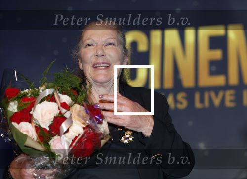 Zaandam 24 april 2026
Willeke v Ammelrooy heeft een koninklijke ondersceiding (linte) gekregen . Rene Mioch organiseert een fotomoment in het Zaantheater . Marco Bakker was er natuurlijk ook bij .