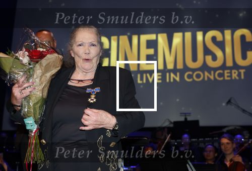 Zaandam 24 april 2026
Willeke v Ammelrooy heeft een koninklijke ondersceiding (linte) gekregen . Rene Mioch organiseert een fotomoment in het Zaantheater . Marco Bakker was er natuurlijk ook bij .