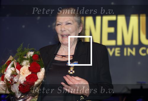 Zaandam 24 april 2026
Willeke v Ammelrooy heeft een koninklijke ondersceiding (linte) gekregen . Rene Mioch organiseert een fotomoment in het Zaantheater . Marco Bakker was er natuurlijk ook bij .