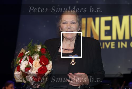 Zaandam 24 april 2026
Willeke v Ammelrooy heeft een koninklijke ondersceiding (linte) gekregen . Rene Mioch organiseert een fotomoment in het Zaantheater . Marco Bakker was er natuurlijk ook bij .