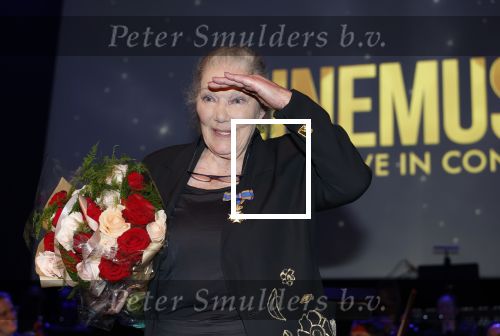 Zaandam 24 april 2026
Willeke v Ammelrooy heeft een koninklijke ondersceiding (linte) gekregen . Rene Mioch organiseert een fotomoment in het Zaantheater . Marco Bakker was er natuurlijk ook bij .