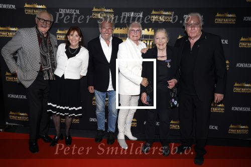 Zaandam 24 april 2026
Willeke v Ammelrooy heeft een koninklijke ondersceiding (linte) gekregen . Rene Mioch organiseert een fotomoment in het Zaantheater . Marco Bakker was er natuurlijk ook bij . Willeke v Ammelrooy Marco Bakker Monique v d Ven Edwin de Vries Matthijs v Heijninge en zijn vrouw