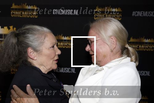 Zaandam 24 april 2026
Willeke v Ammelrooy heeft een koninklijke ondersceiding (lintje) gekregen . Rene Mioch organiseert een fotomoment in het Zaantheater . Marco Bakker was er natuurlijk ook bij . Monique v d Ven en Willeke v Ammelrooy