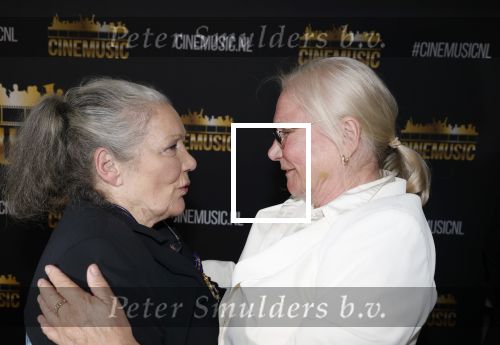 Zaandam 24 april 2026
Willeke v Ammelrooy heeft een koninklijke ondersceiding (lintje) gekregen . Rene Mioch organiseert een fotomoment in het Zaantheater . Marco Bakker was er natuurlijk ook bij . Monique v d Ven en Willeke v Ammelrooy