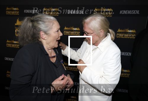 Zaandam 24 april 2026
Willeke v Ammelrooy heeft een koninklijke ondersceiding (lintje) gekregen . Rene Mioch organiseert een fotomoment in het Zaantheater . Marco Bakker was er natuurlijk ook bij . Monique v d Ven en Willeke v Ammelrooy