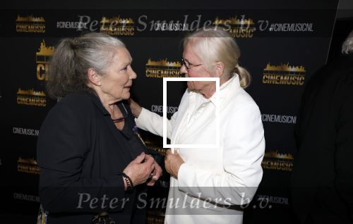 Zaandam 24 april 2026
Willeke v Ammelrooy heeft een koninklijke ondersceiding (lintje) gekregen . Rene Mioch organiseert een fotomoment in het Zaantheater . Marco Bakker was er natuurlijk ook bij . Monique v d Ven en Willeke v Ammelrooy