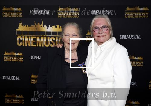 Zaandam 24 april 2026
Willeke v Ammelrooy heeft een koninklijke ondersceiding (lintje) gekregen . Rene Mioch organiseert een fotomoment in het Zaantheater . Marco Bakker was er natuurlijk ook bij . Monique v d Ven en Willeke v Ammelrooy