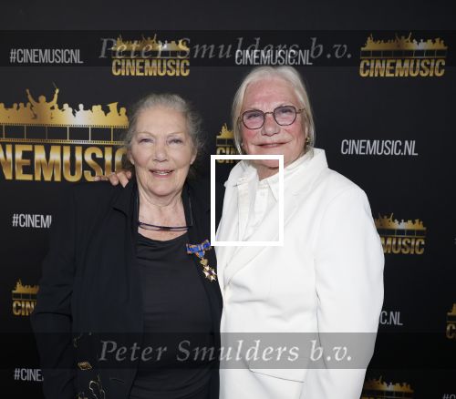 Zaandam 24 april 2026
Willeke v Ammelrooy heeft een koninklijke ondersceiding (lintje) gekregen . Rene Mioch organiseert een fotomoment in het Zaantheater . Marco Bakker was er natuurlijk ook bij . Monique v d Ven en Willeke v Ammelrooy