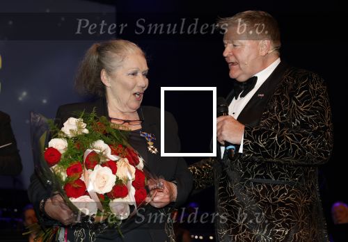 Zaandam 24 april 2026
Willeke v Ammelrooy heeft een koninklijke ondersceiding (linte) gekregen . Rene Mioch organiseert een fotomoment in het Zaantheater . Marco Bakker was er natuurlijk ook bij .