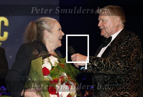 Zaandam 24 april 2026
Willeke v Ammelrooy heeft een koninklijke ondersceiding (linte) gekregen . Rene Mioch organiseert een fotomoment in het Zaantheater . Marco Bakker was er natuurlijk ook bij .