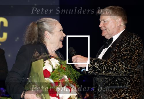 Zaandam 24 april 2026
Willeke v Ammelrooy heeft een koninklijke ondersceiding (linte) gekregen . Rene Mioch organiseert een fotomoment in het Zaantheater . Marco Bakker was er natuurlijk ook bij .