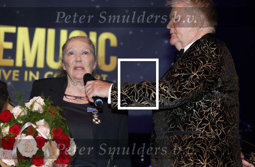 Zaandam 24 april 2026
Willeke v Ammelrooy heeft een koninklijke ondersceiding (linte) gekregen . Rene Mioch organiseert een fotomoment in het Zaantheater . Marco Bakker was er natuurlijk ook bij .