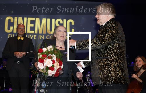 Zaandam 24 april 2026
Willeke v Ammelrooy heeft een koninklijke ondersceiding (linte) gekregen . Rene Mioch organiseert een fotomoment in het Zaantheater . Marco Bakker was er natuurlijk ook bij .