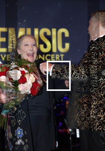 Zaandam 24 april 2026
Willeke v Ammelrooy heeft een koninklijke ondersceiding (linte) gekregen . Rene Mioch organiseert een fotomoment in het Zaantheater . Marco Bakker was er natuurlijk ook bij .