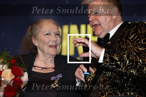 Zaandam 24 april 2026
Willeke v Ammelrooy heeft een koninklijke ondersceiding (linte) gekregen . Rene Mioch organiseert een fotomoment in het Zaantheater . Marco Bakker was er natuurlijk ook bij .
