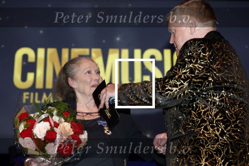Zaandam 24 april 2026
Willeke v Ammelrooy heeft een koninklijke ondersceiding (linte) gekregen . Rene Mioch organiseert een fotomoment in het Zaantheater . Marco Bakker was er natuurlijk ook bij .