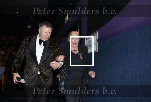 Zaandam 24 april 2026
Willeke v Ammelrooy heeft een koninklijke ondersceiding (linte) gekregen . Rene Mioch organiseert een fotomoment in het Zaantheater . Marco Bakker was er natuurlijk ook bij .