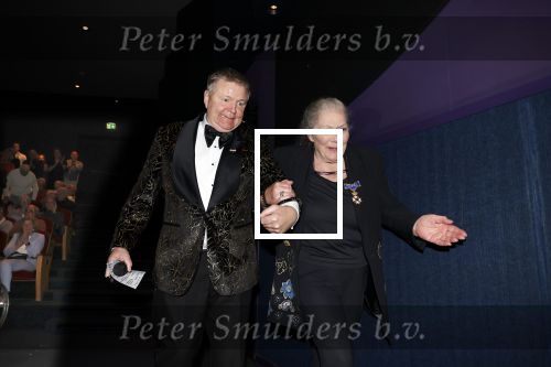 Zaandam 24 april 2026
Willeke v Ammelrooy heeft een koninklijke ondersceiding (linte) gekregen . Rene Mioch organiseert een fotomoment in het Zaantheater . Marco Bakker was er natuurlijk ook bij .